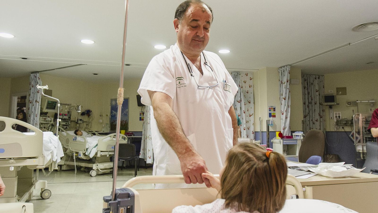 Imagen de archivo en la que se observa al doctor Sebastián Quintero, en la UCI pediátrica, antes de convertirse en gerente del Puerta del Mar