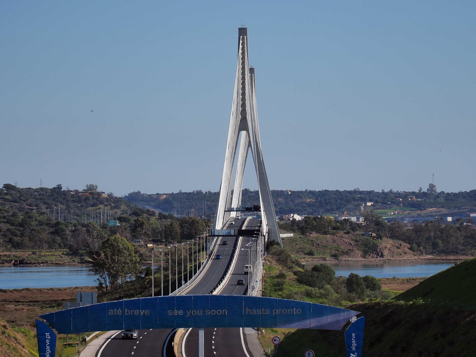Puente que conecta Huelva con Portugal.