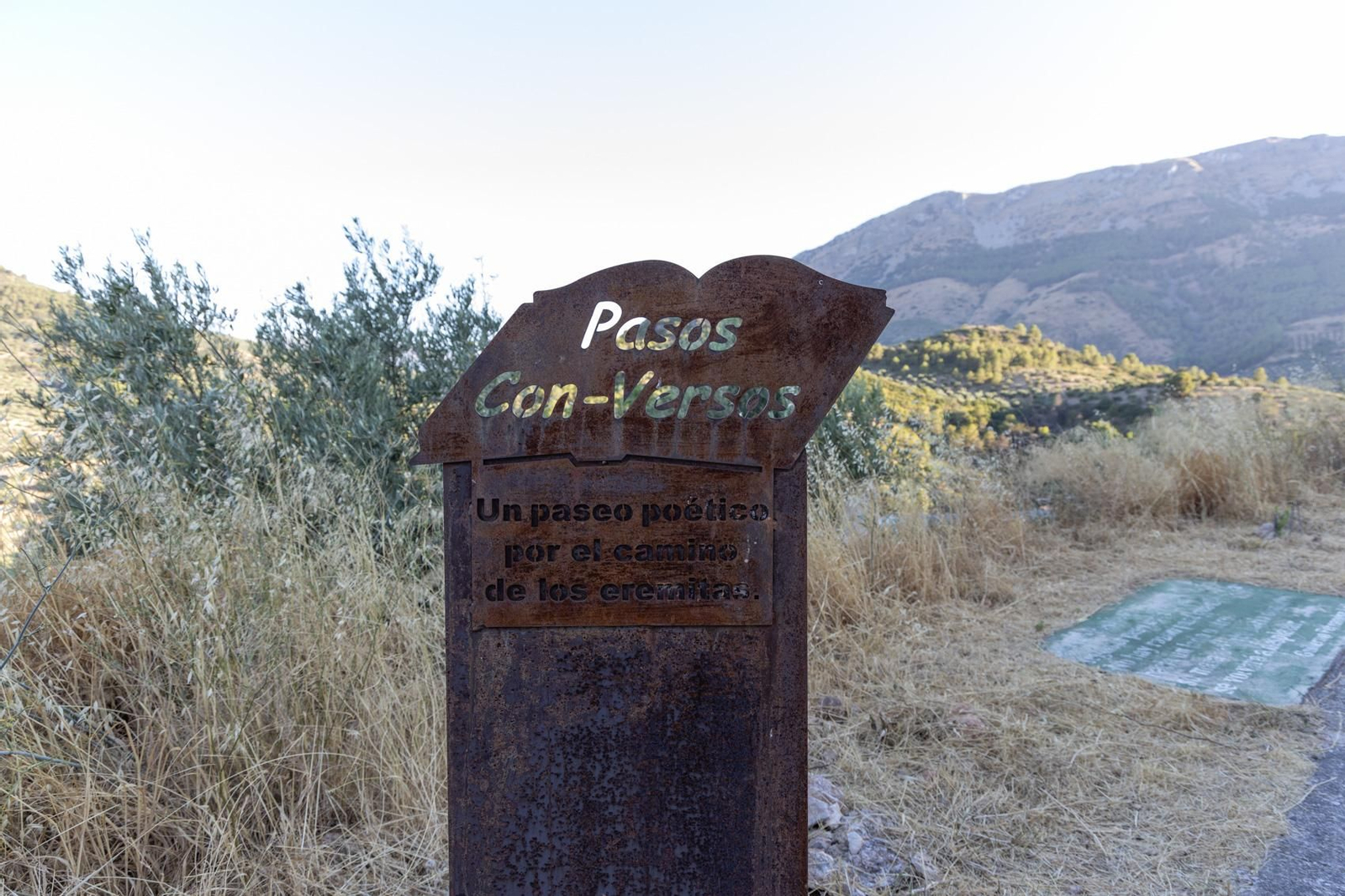El camino está lleno de esculturas y poesías para amenizar el trayecto.