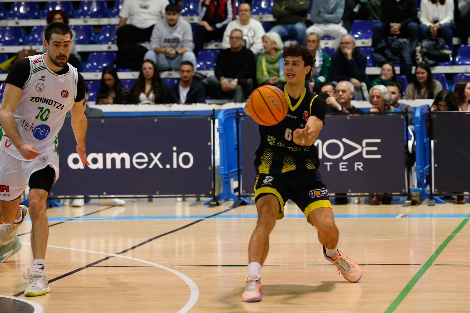 Las fotos del Udea-Zornotza de la Segunda FEB