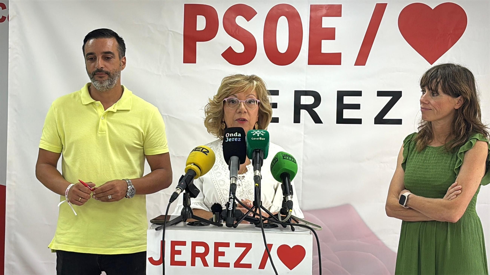 Carmen Collado, junto a Laura Álvarez y José Antonio Díaz en el balance del PSOE de los dos años de Diputación en Jerez.
