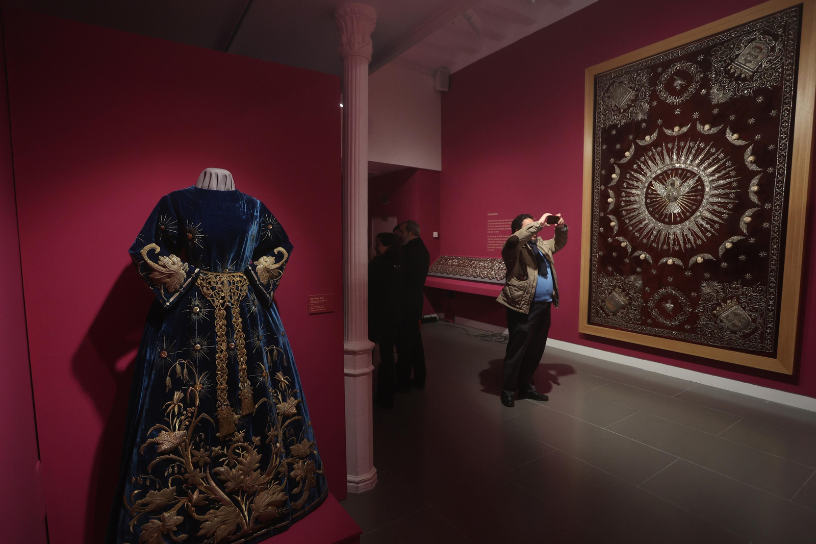 Exposición sobre la restauración del palio de la Virgen del Valle