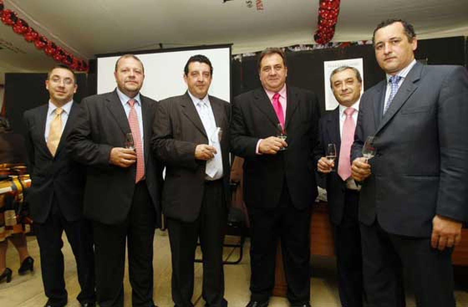 Miembros de la junta de gobierno de la hermandad de El Olivo, organizadora del pregón de la Feria, entre ellos Luis Ortega, Jesús Delegado, José Luis Navarro (hermano mayor de la cofradía) y Francisco Dueñas.

Foto: Fito Carreto y Andrés Mora