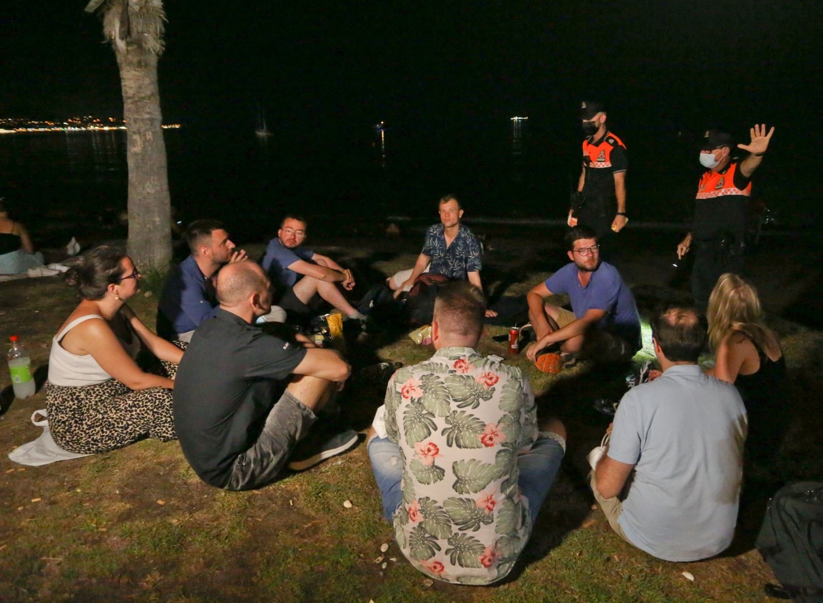 Fotos: Primera noche de cierre de playas en Málaga