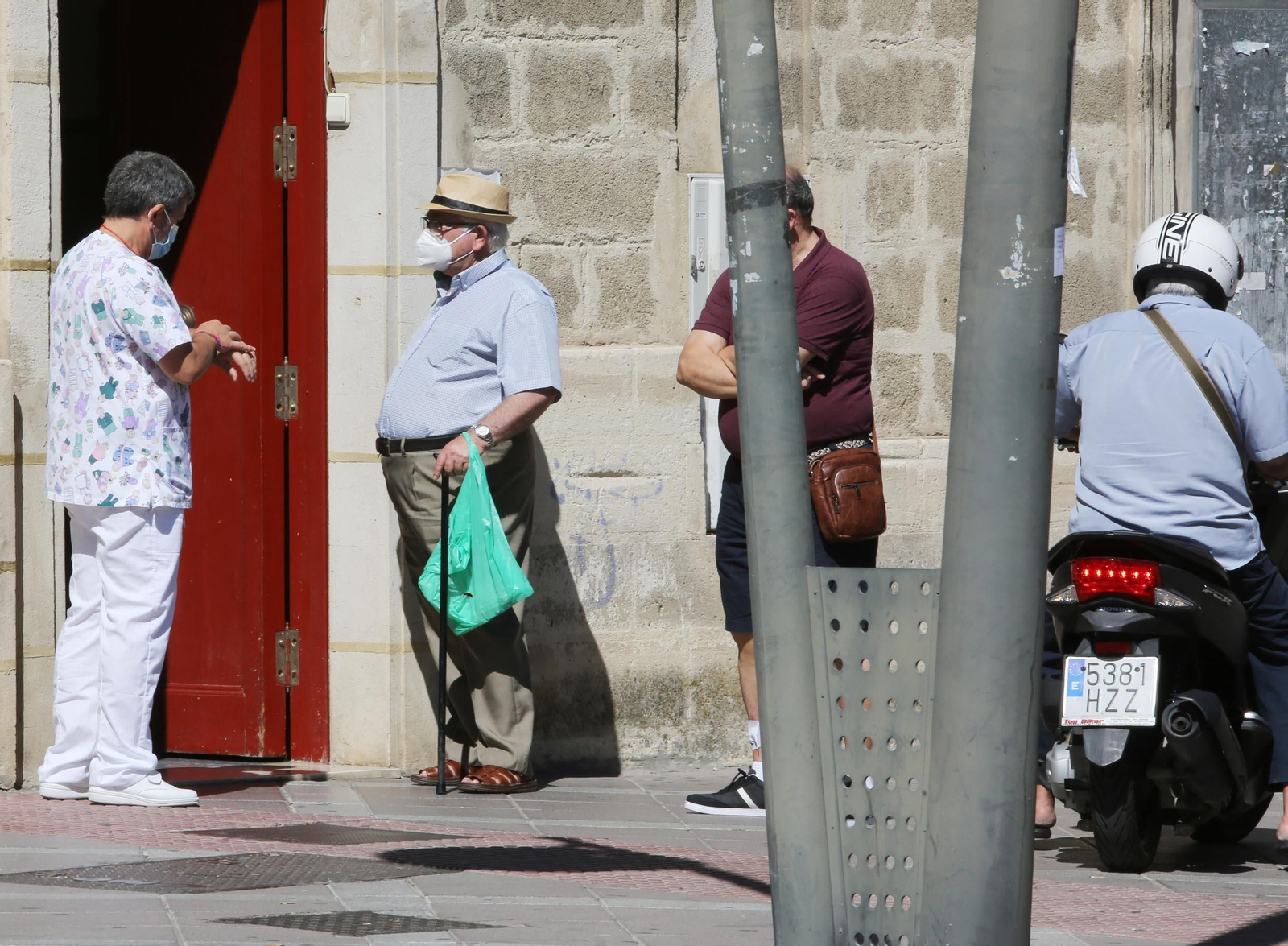 Usuarios hacen cola este jueves para acceder al centro de Salud de Madre de Dios.