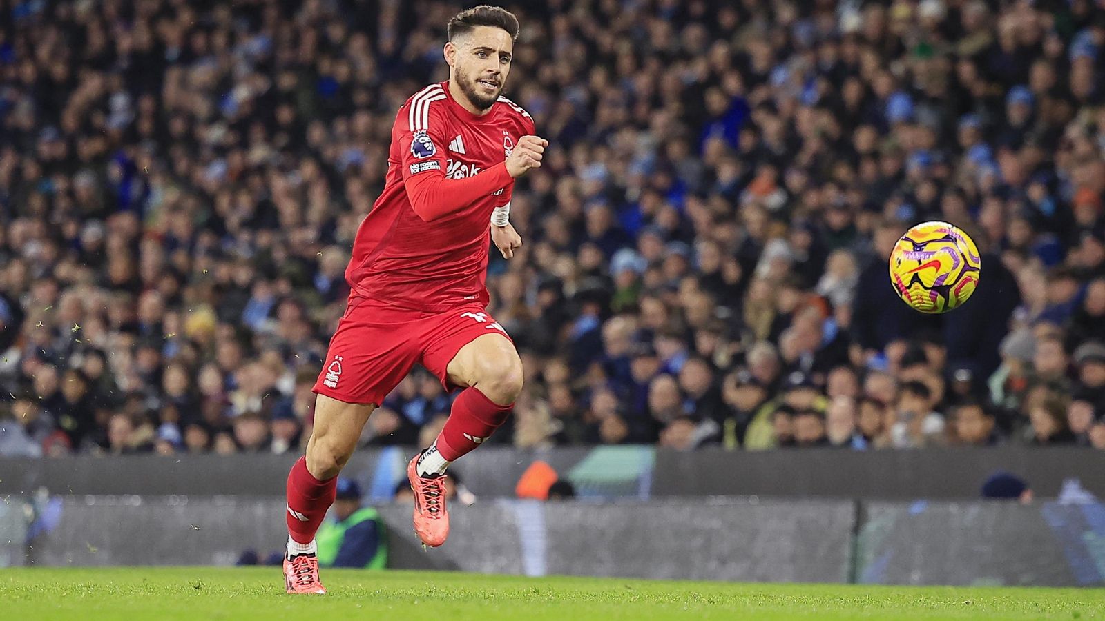 Alex Moreno en uno de sus partidos en la Premier League con el Nottingham Forest