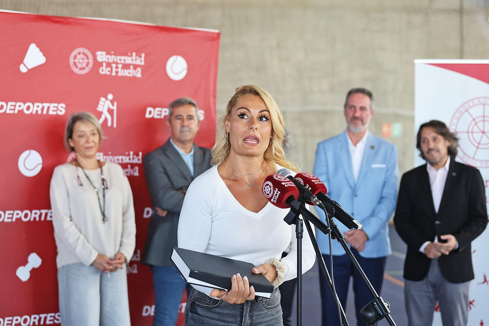Lydia Valentín, medalla de oro olímpica en la categoría de halterofilia visita las pistas de la UHU que llevarán su nombre