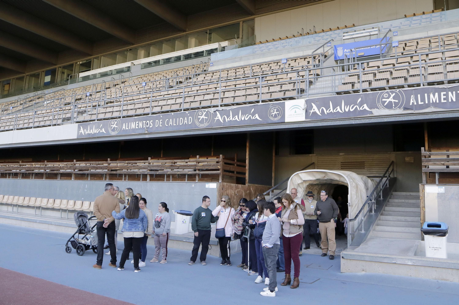 Cedown celebrando junto a los jugadores del Xerez DFC en dia del Sindrome de Down