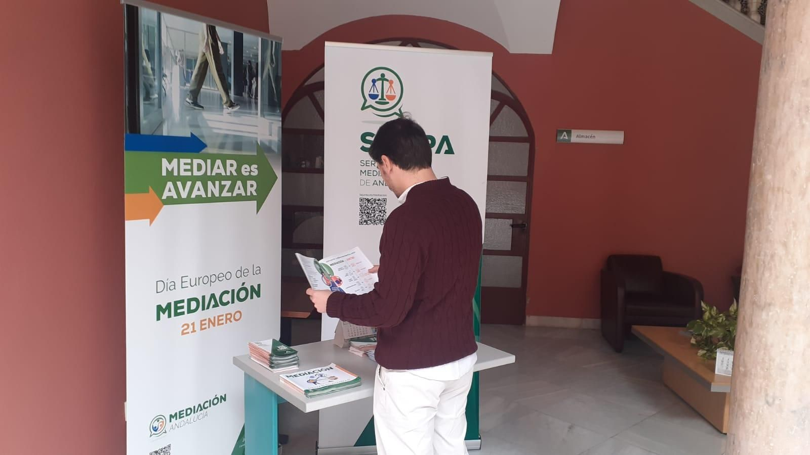 Una persona se informa sobre la mediación.