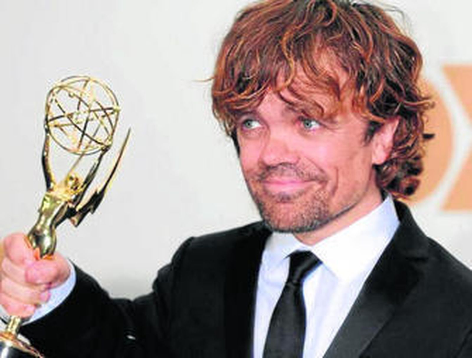 Peter Dinklage (Tyrion Lannister) sostiene su Emmy del año 2011.