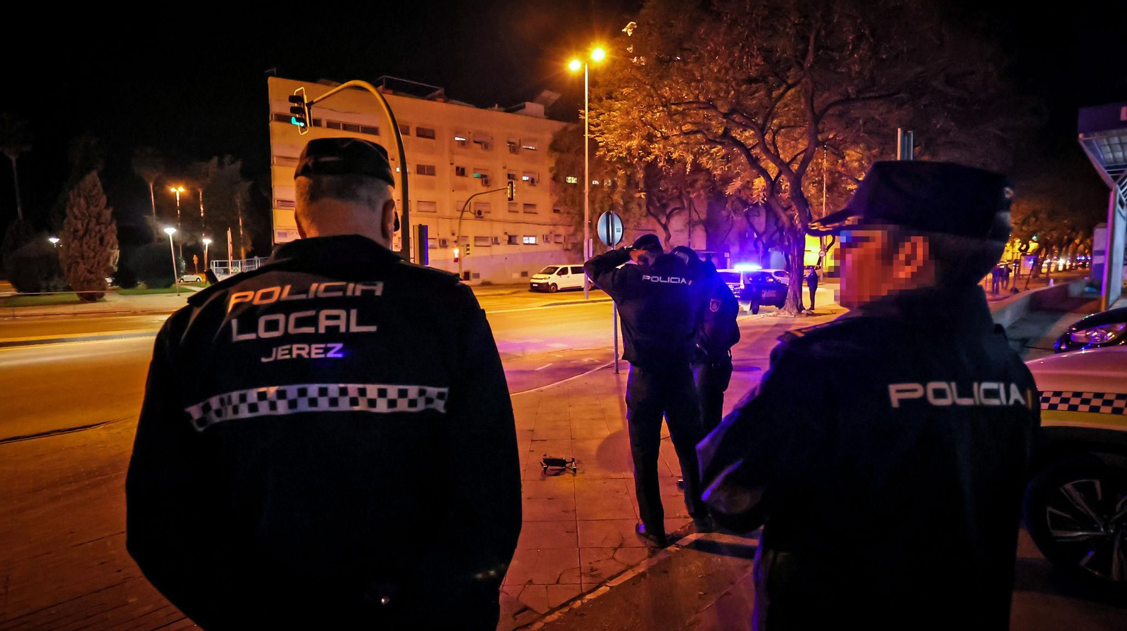 Efectivos del amplio dispositivo policial desplegado en la avenida Blas Infante junto a uno de los drones empleados para reforzar la vigilancia en la zona.