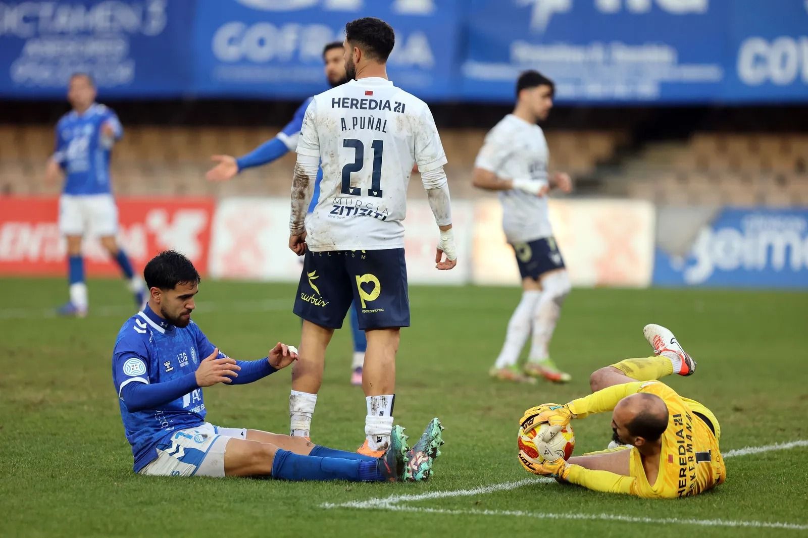 Christian Dieste, en el suelo lamentando una ocasión ante el meta del UCAM Ackermann.