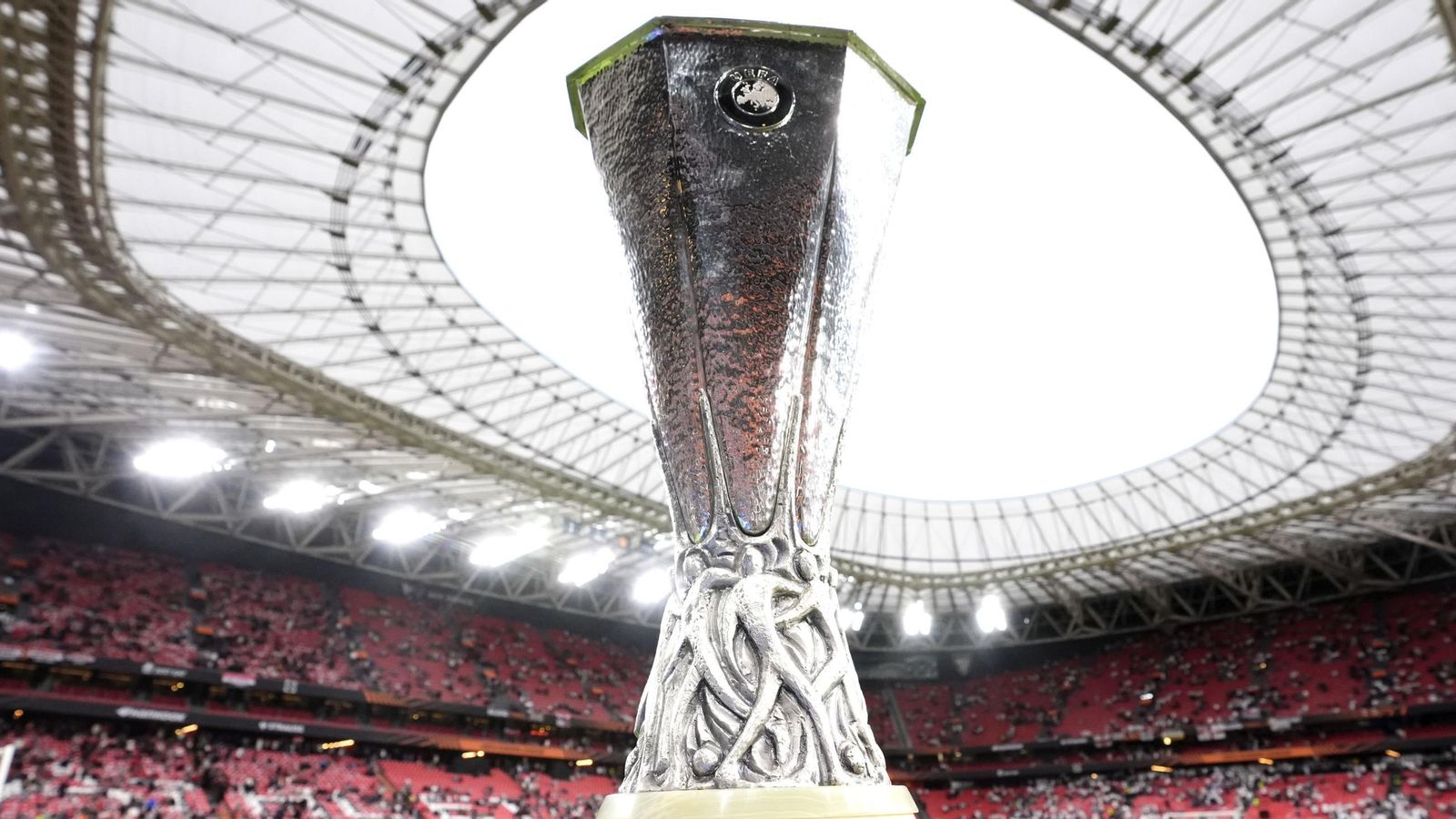 El trofeo de la UEFA Europa League en San Mamés en la pasada final del mes de mayo El trofeo de la UEFA Europa League en San Mamés en la pasada final del mes de mayo