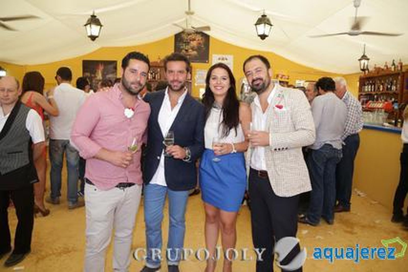 Francisco Verano y Sergio García, gerentes del tabanco El Telescopio, brindan con la comercial de Diario de Jerez, Marisa López, y el guitarrista Francisco Carou.

Foto: Manuel Aranda