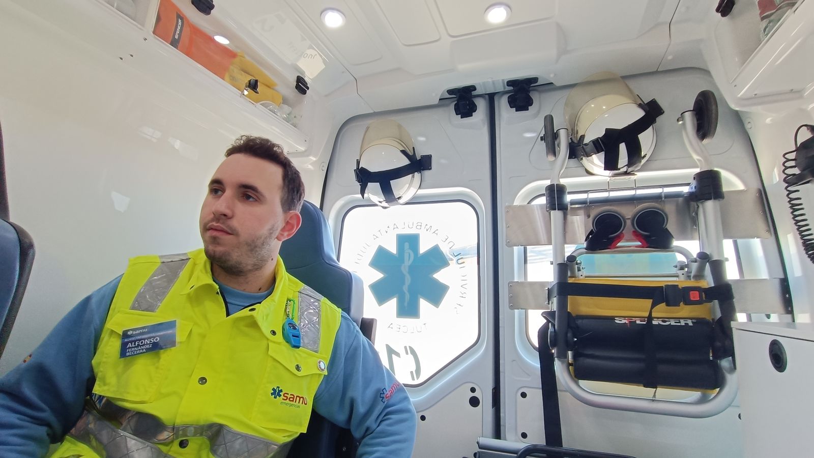 Alfonso Fernández, en una ambulancia de SAMU.
