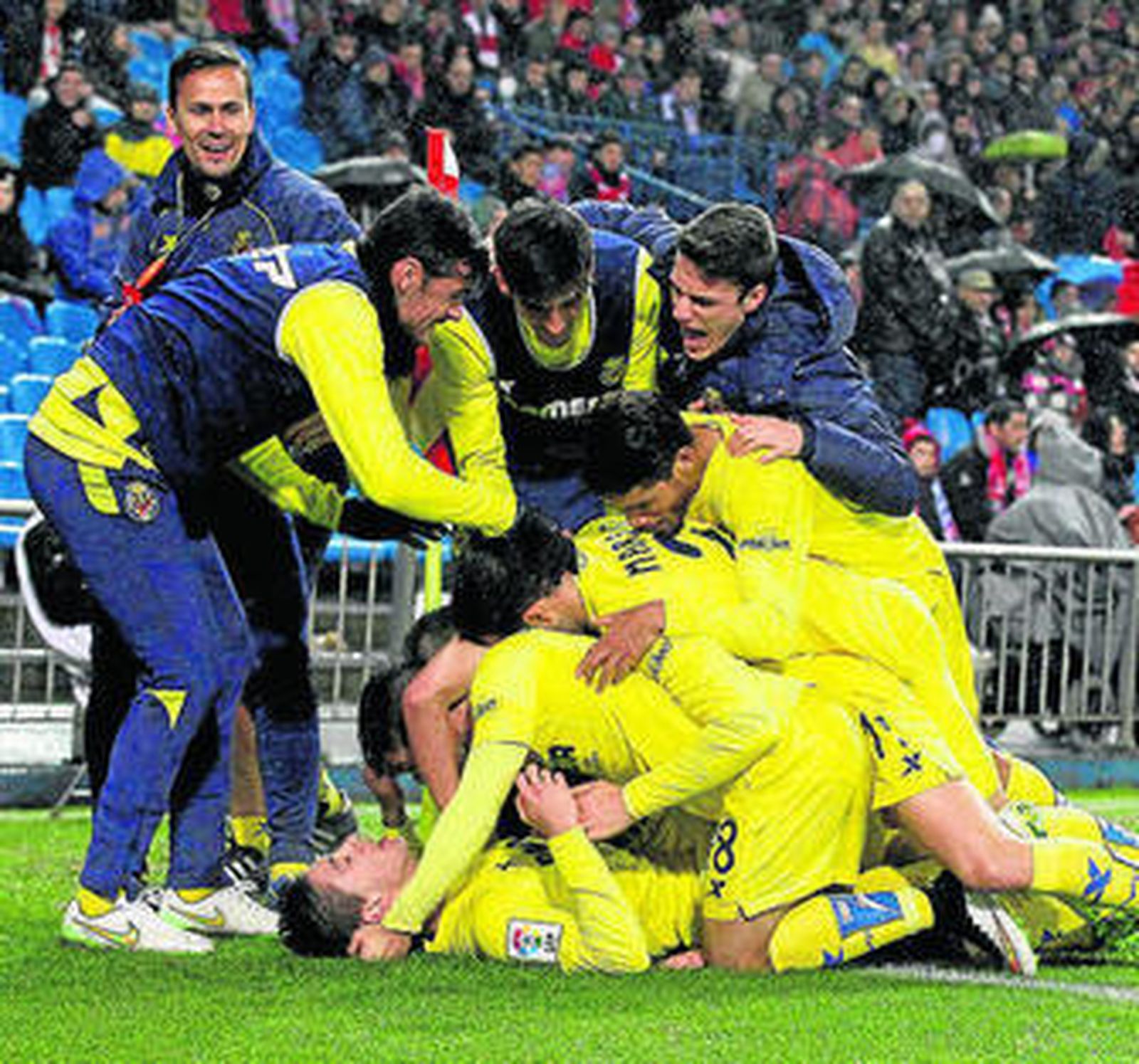 Los jugadores del Villarreal celebran el gol de Vietto.