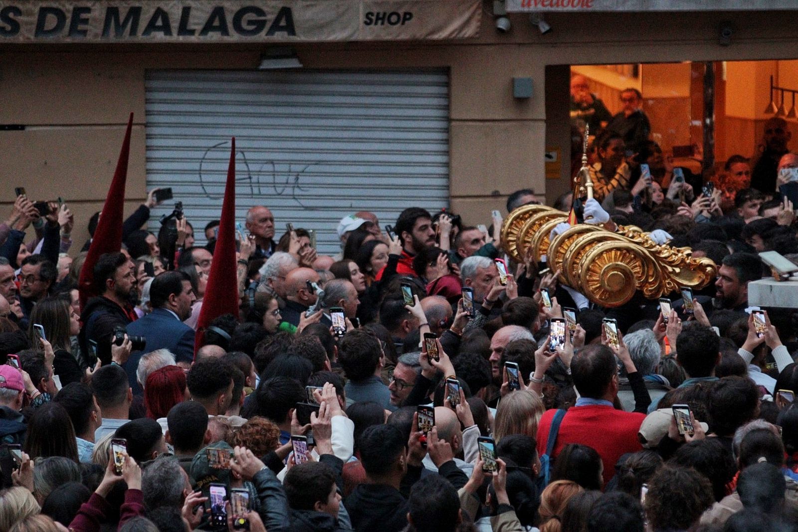 Estudiantes en el Lunes Santo en Málaga, en fotos