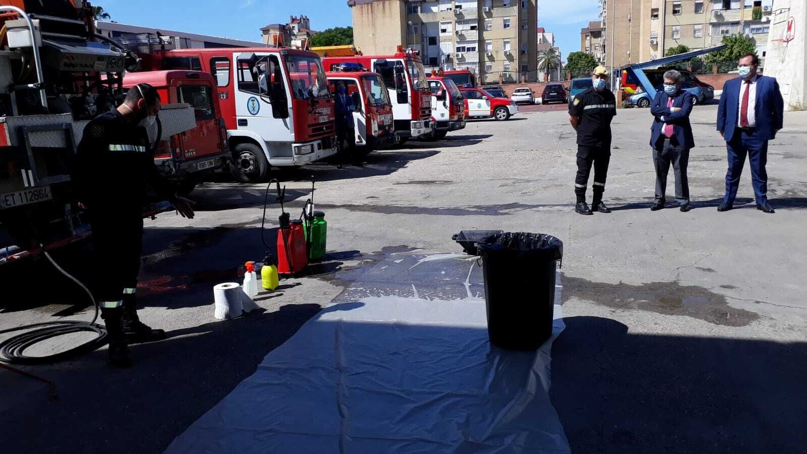 Un momento de la formación, con el subdelegado y el delegado de Gobernación presentes, Carlos Toscano y Juan Carlos Cabrera, respectivamente.