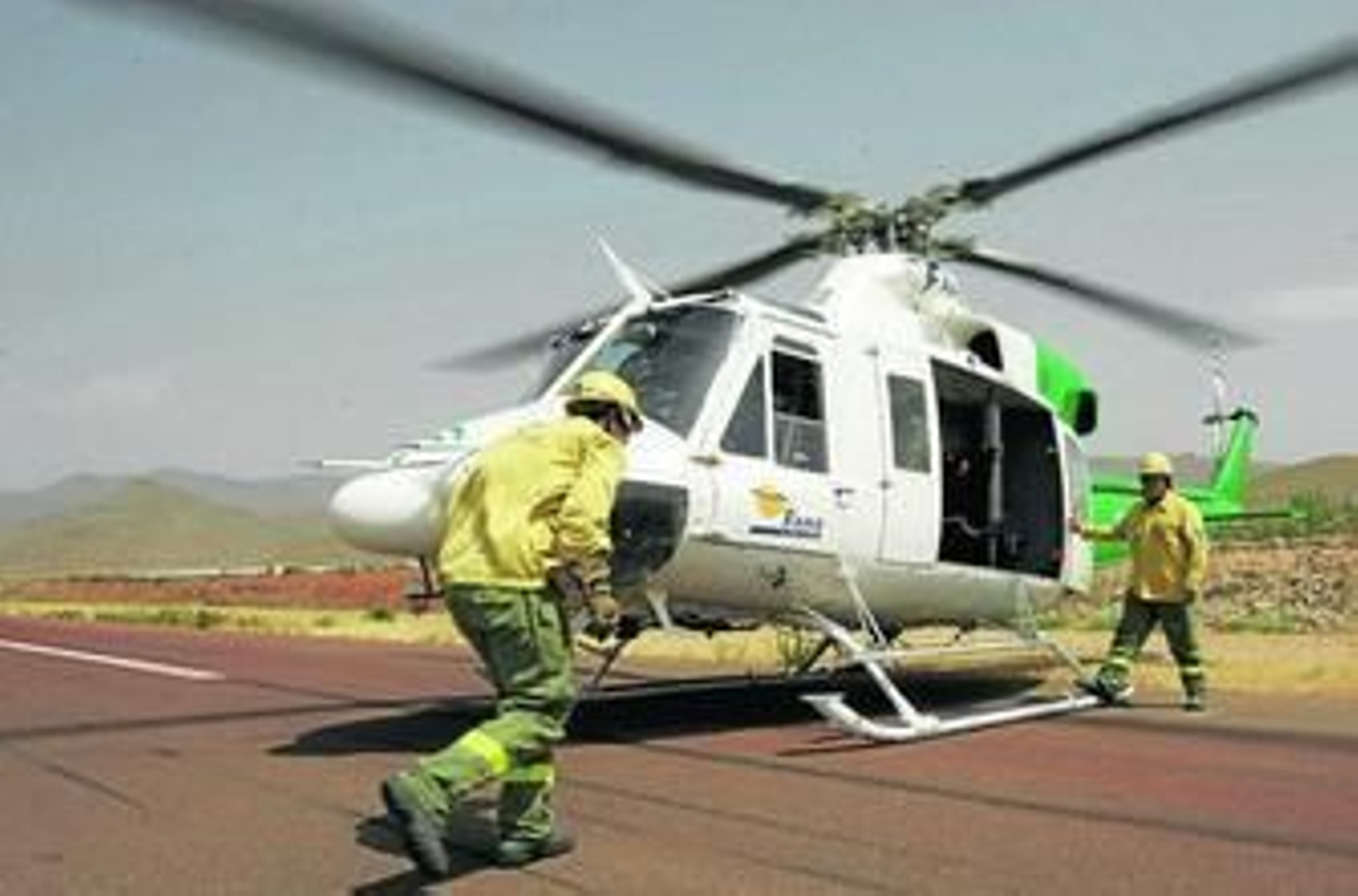 Los retenes suben al helicóptero que los llevará hasta sus COP.