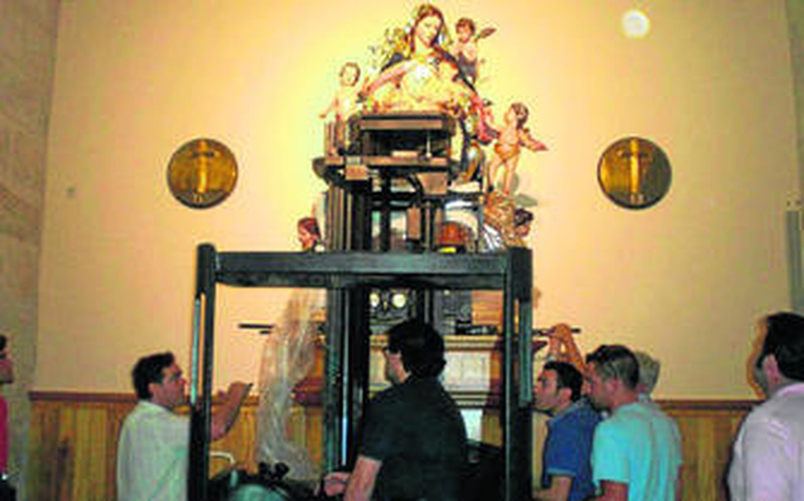 Momento de la colocación de la imagen de la Virgen de la Providencia sobre su pedestal.