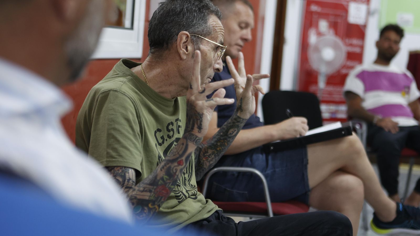 Emilio Medina, presidente de AR, se dirige al grupo.