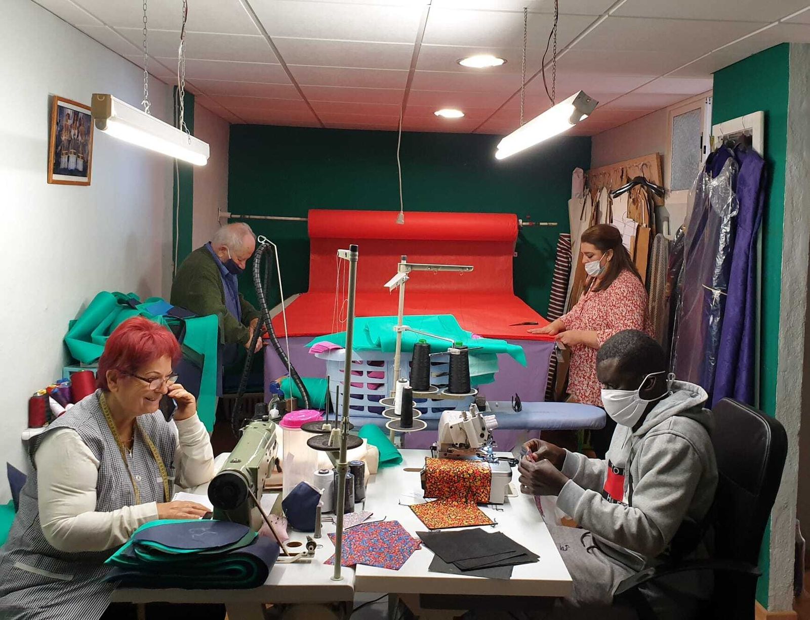 El taller de María Domenech colabora con la fabricación de material sanitario.