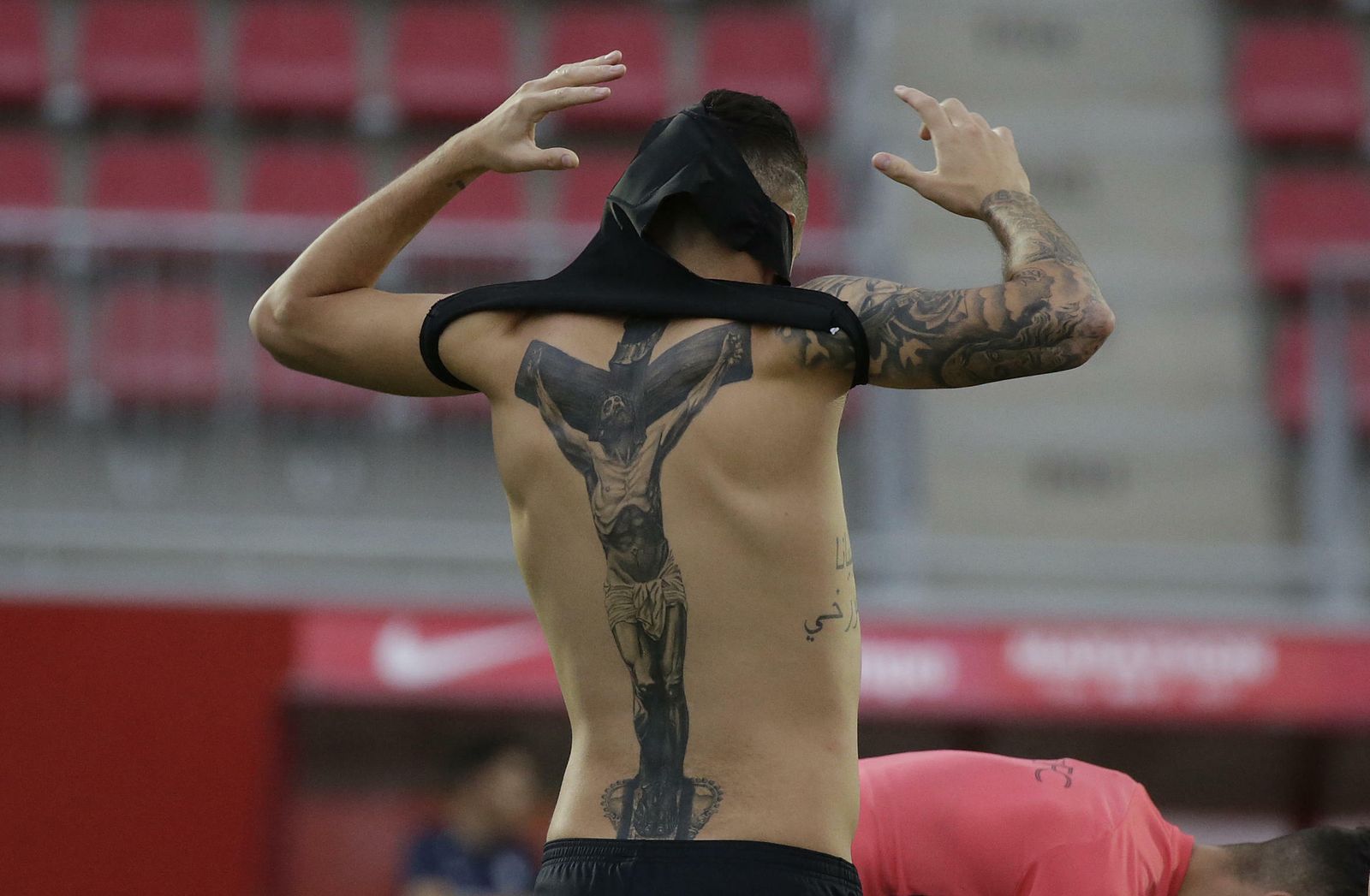 Ocampos luce sus tatuajes mientras se coloca un pulsómetro.