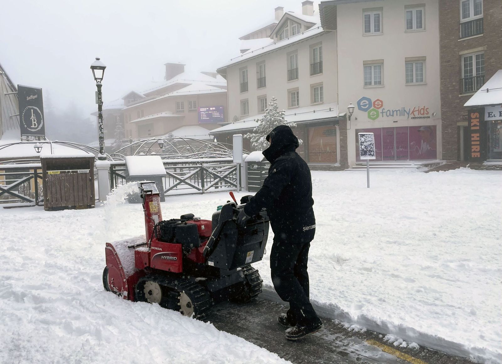 Un operario limpia de nieve la estación de Sierra Nevada