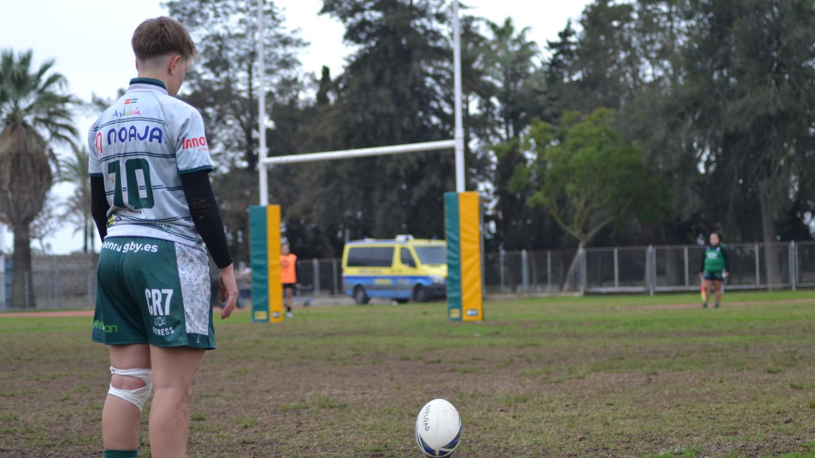 Carmen Carmona se dirige a patear en el choque ante CR Atco. Portuense.