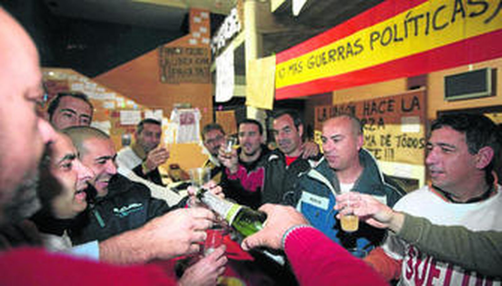 Patrocinio Mora y el alcalde de Lepe, Manuel Andrés González, sirven la cena a los inmigrantes.