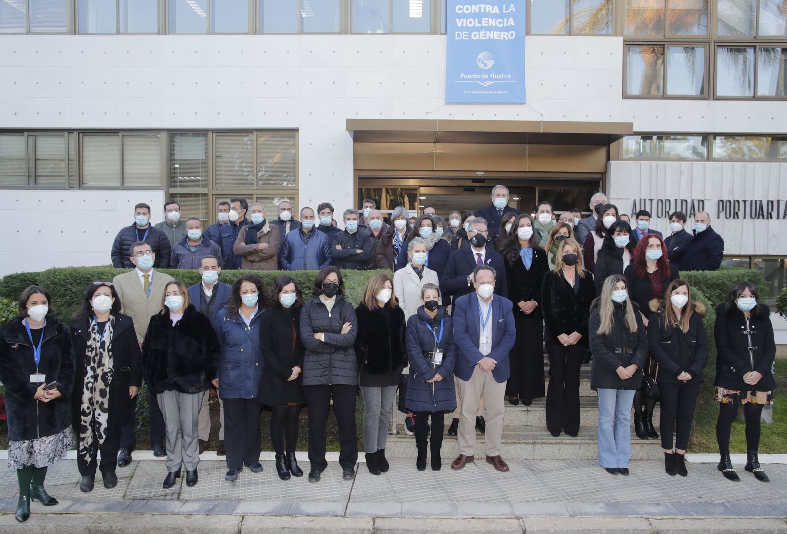Minuto de silencio contra la violencia de género en el Puerto de Huelva.