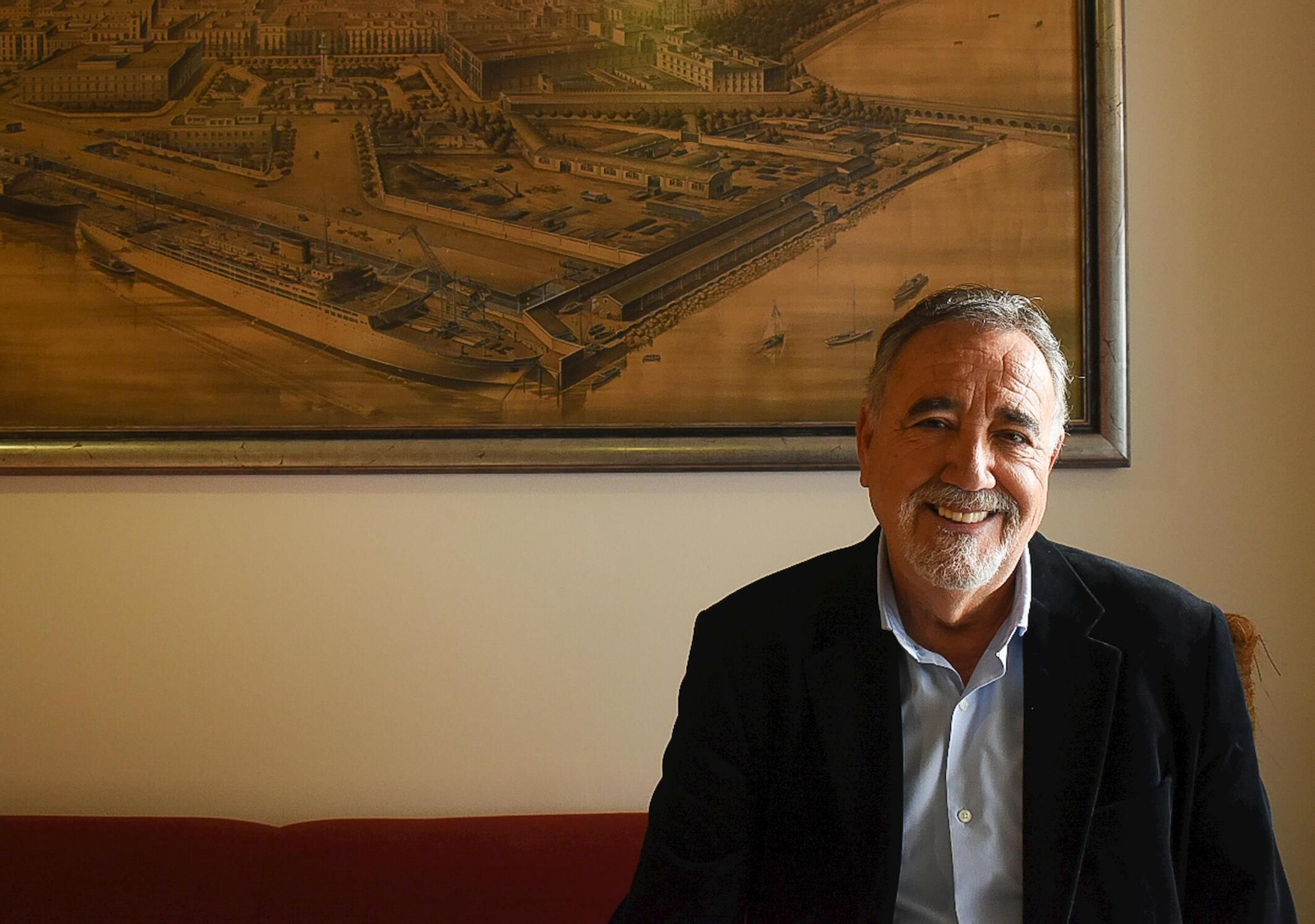 El escritor Jesús Maeso de la Torre, en la redacción de 'Diario de Cádiz'.