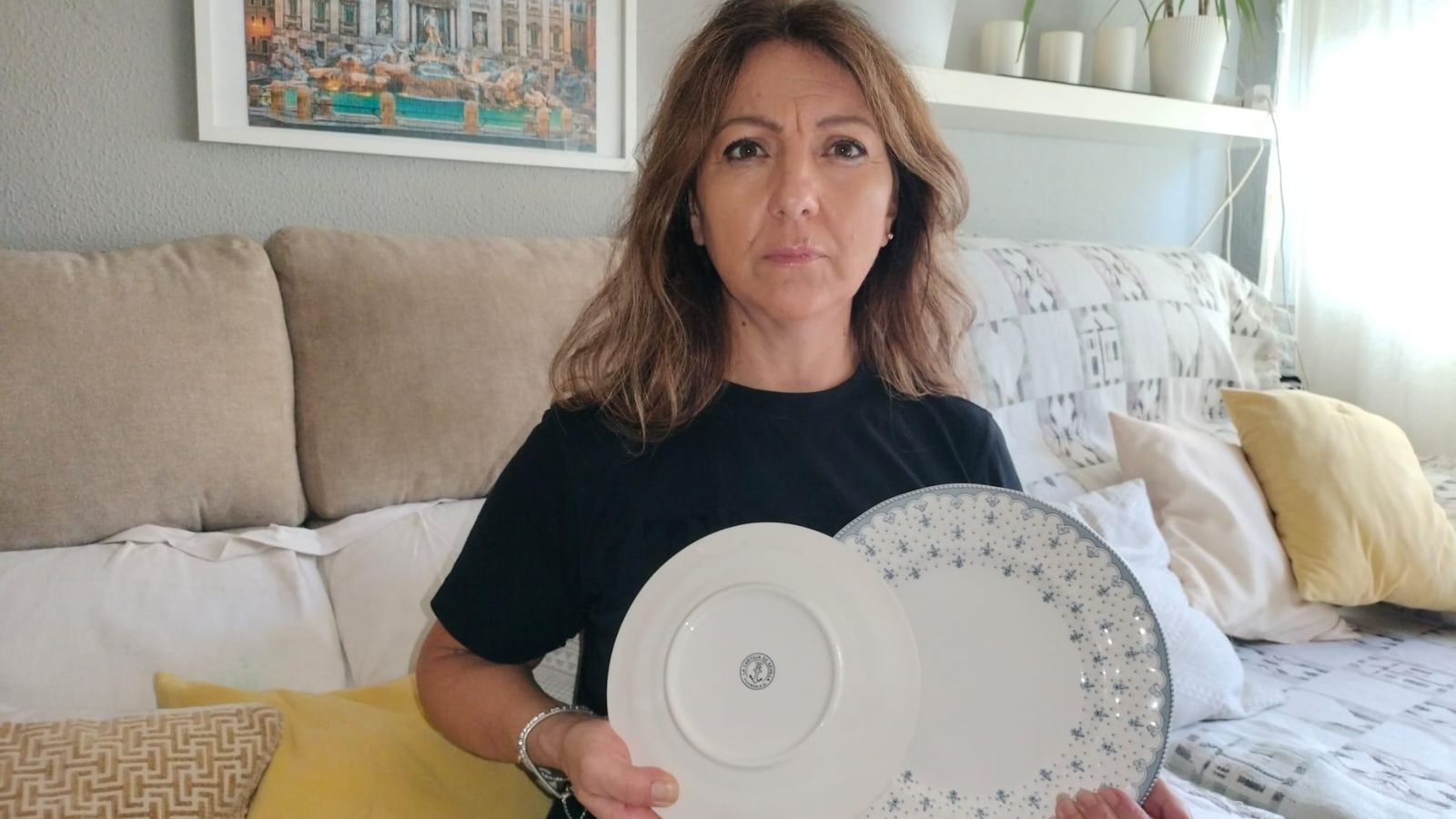 Encarnación Rodríguez no ha recibido la vajilla de 490 euros que pagó a La Cartuja Pickman, cuya fábrica ha cerrado Encarnación Rodríguez no ha recibido la vajilla de 490 euros que pagó a La Cartuja Pickman, cuya fábrica ha cerrado