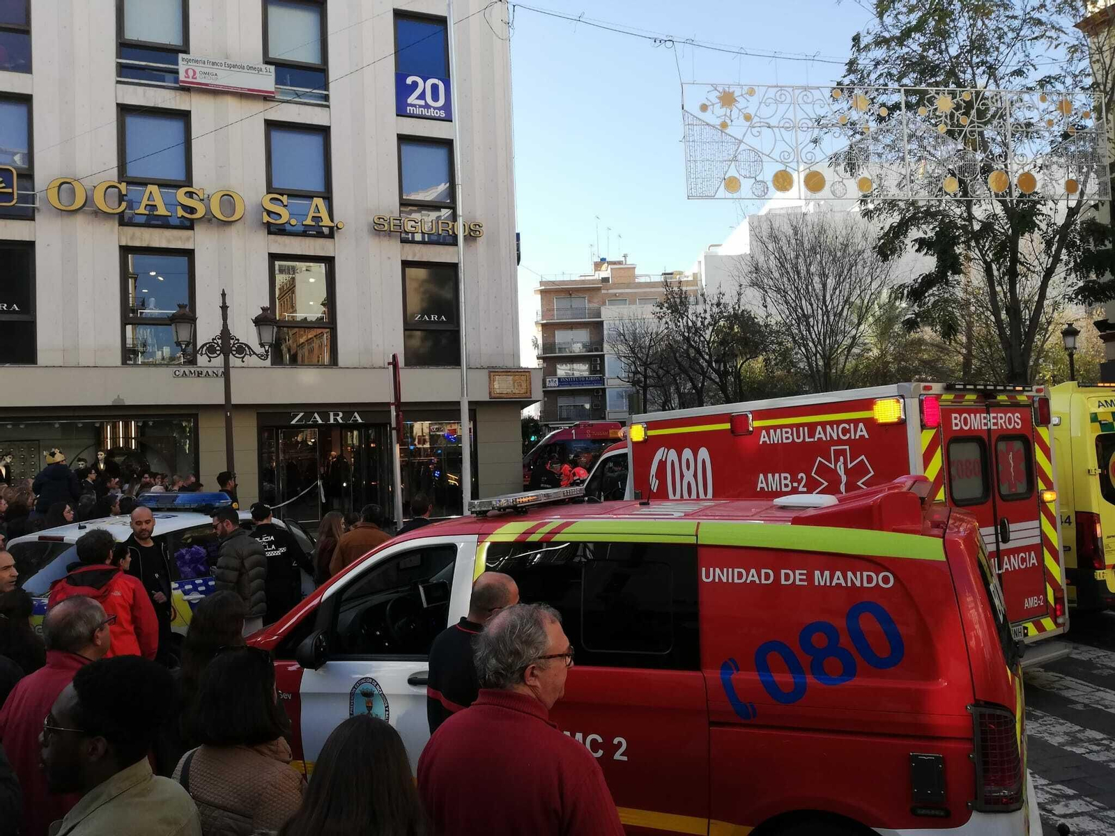 Imágenes del accidente de un microbús de Tussam en la Campana