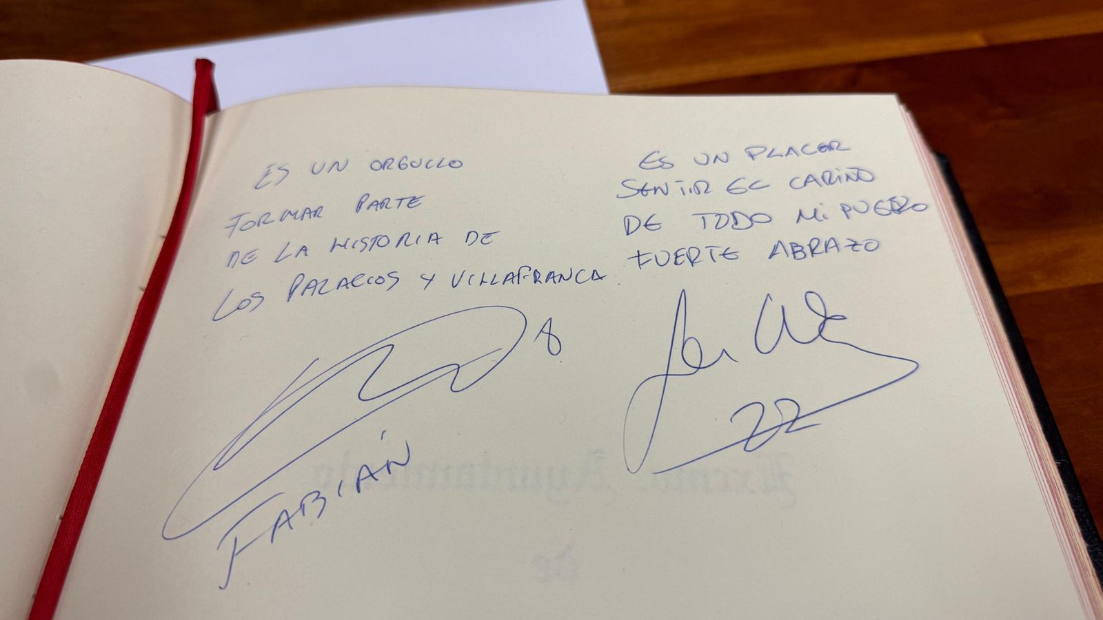 El mensaje de Jesús Navas y Fabián en el libro del Ayuntamiento de Los Palacios y Villafranca