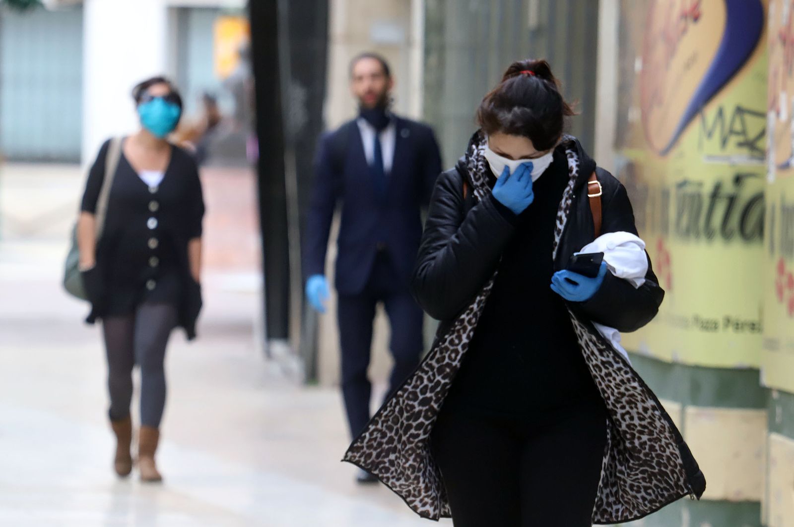 Transeúntes ayer por el centro de Huelva.