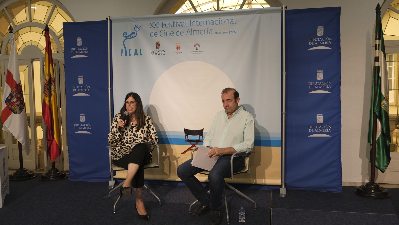 Almudena Morales, diputada de cultura y cine y Enrique Iznaola, director del Festival.