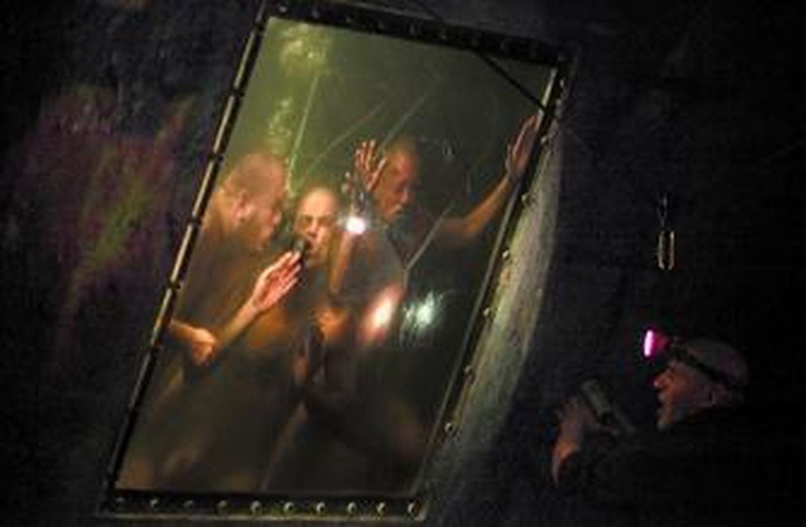 Una escena de la representación de 'Sub-Matria', que La Fura dels Baus desplegará en Málaga a bordo del 'Naumon'.