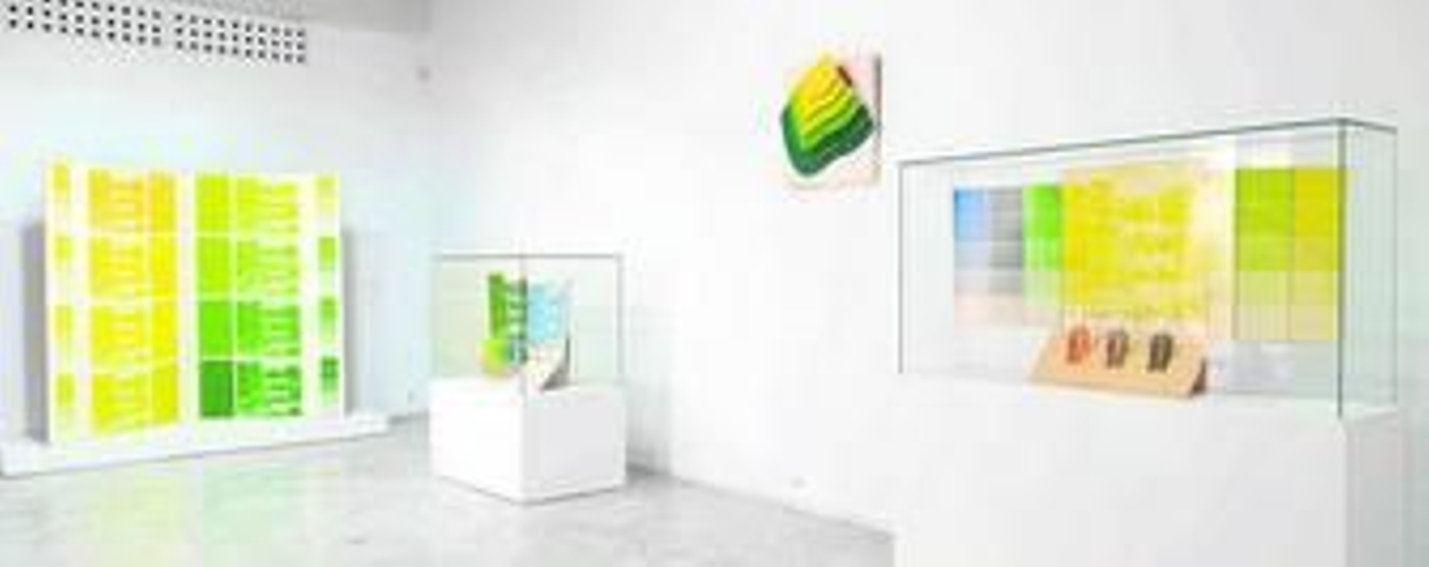 Una vista de la sala del CAAC donde se exponen muestrarios industriales de color, uno de los ámbitos que investigó KP Brehmer.