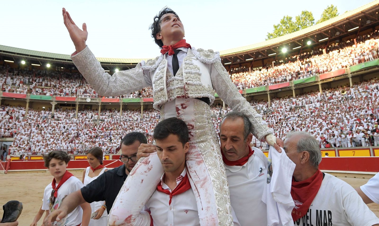 Roca Rey, convertido ya en el rey taurino de Pamplona, es paseado en hombros camino de la Puerta Grande.
