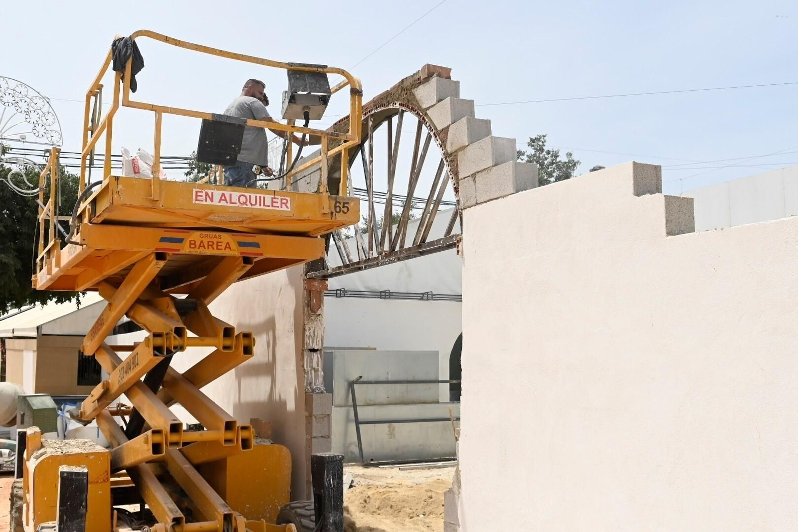 El montaje de las casetas y atracciones de la Feria de Córdoba 2024, en imágenes