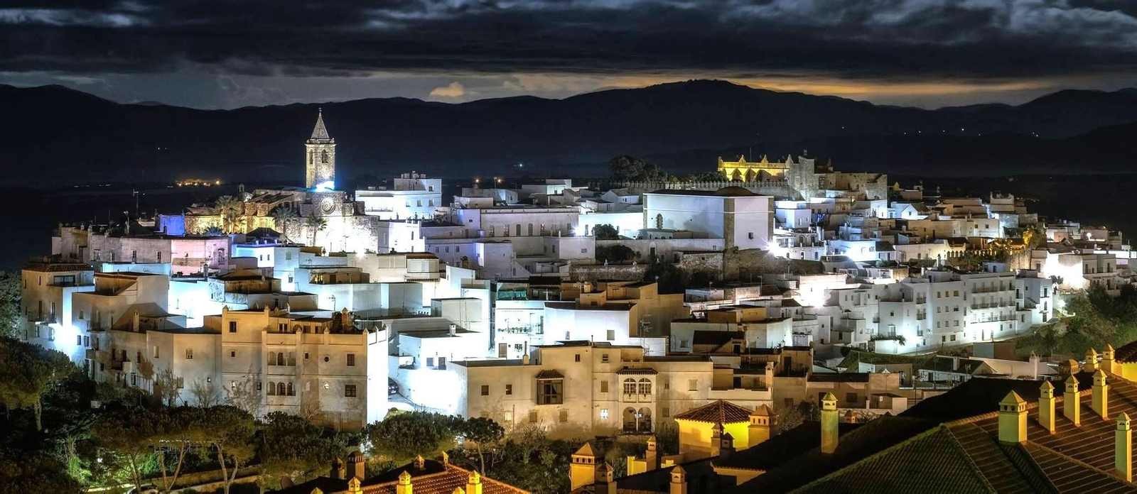Iluminación monumental de Vejer al anochecer