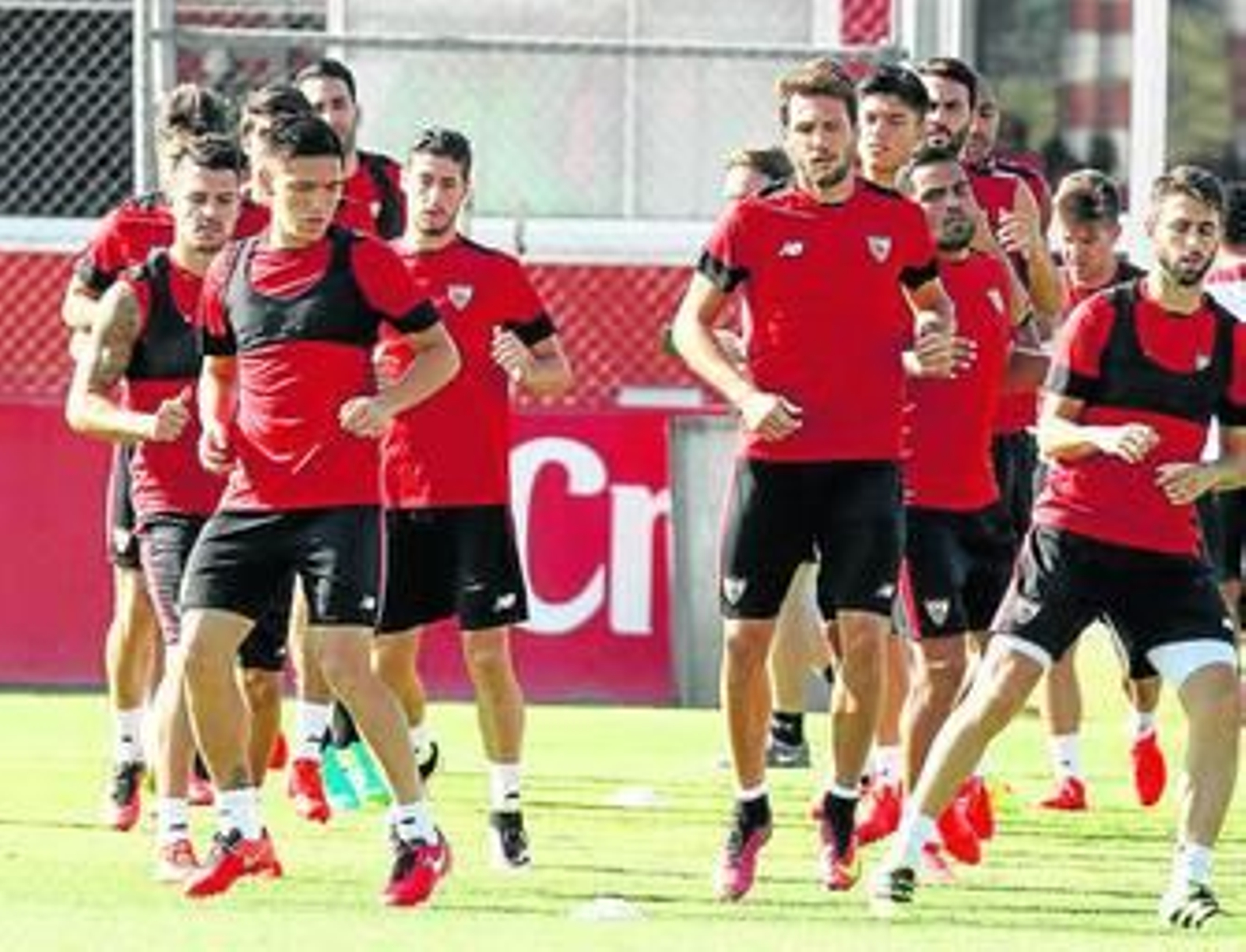El Sevilla se ejercita con Vitolo, Kranevitter, Escudero, Vázquez, Kiyotake, Mercado y Pareja en primer plano.