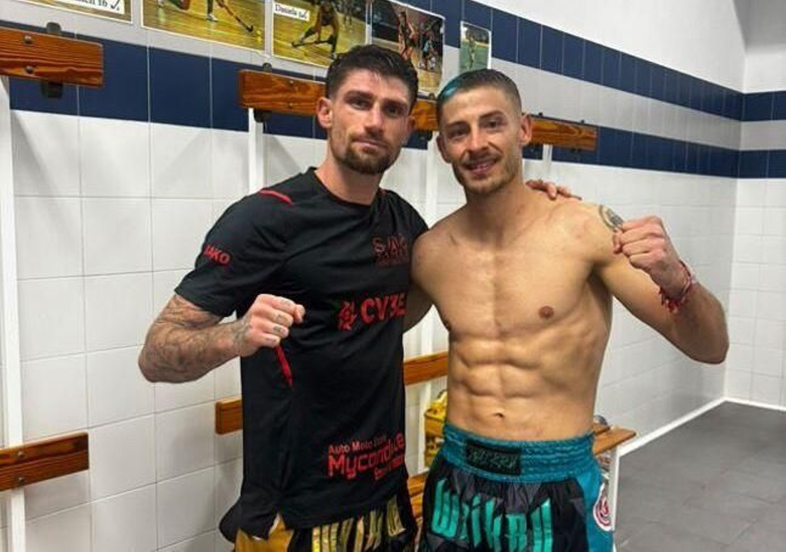 El almeriense Alejandro Robles posa en vestuarios junto a su rival, el francés Fabio Loisi, después de la celebración del combate.