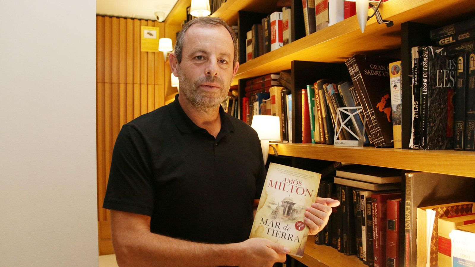 El expresidente del Barcelona posa con 'Mar de tierra'