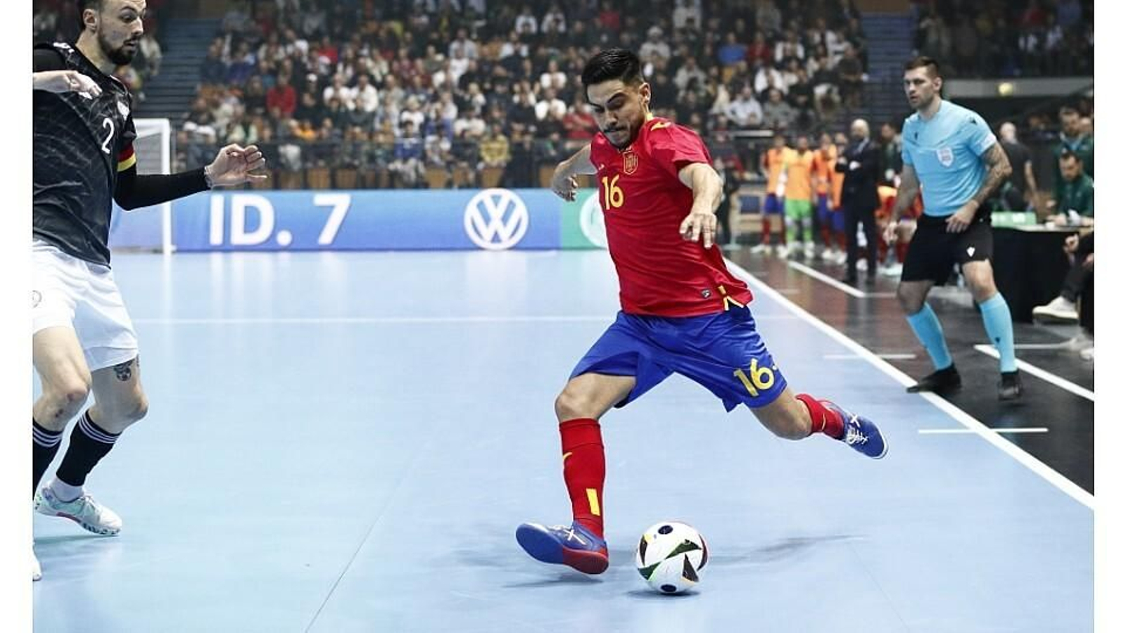 Cortés prepara la pierna para el disparo durante su último encuentro con la selección española.