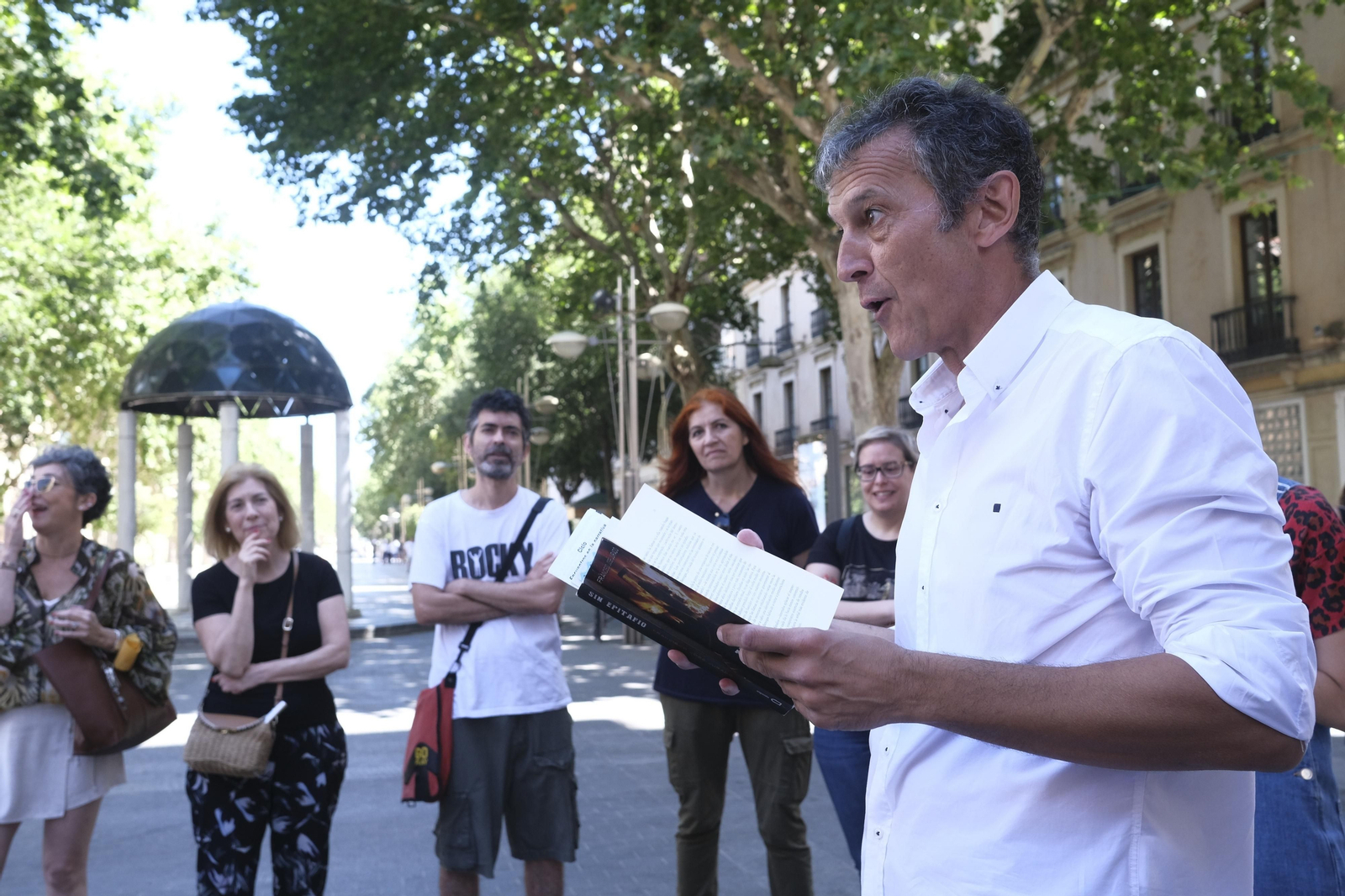 El escritor Francisco José Jurado durante el paseo.