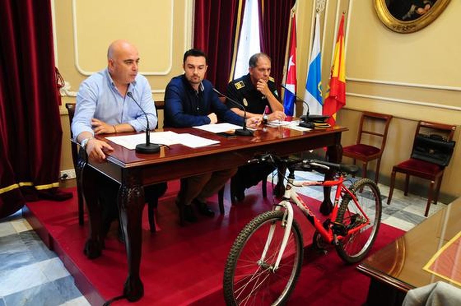 David Navarro y Martín Vila, junto al superintendente de la Policía Local, Juan Manuel Padilla.