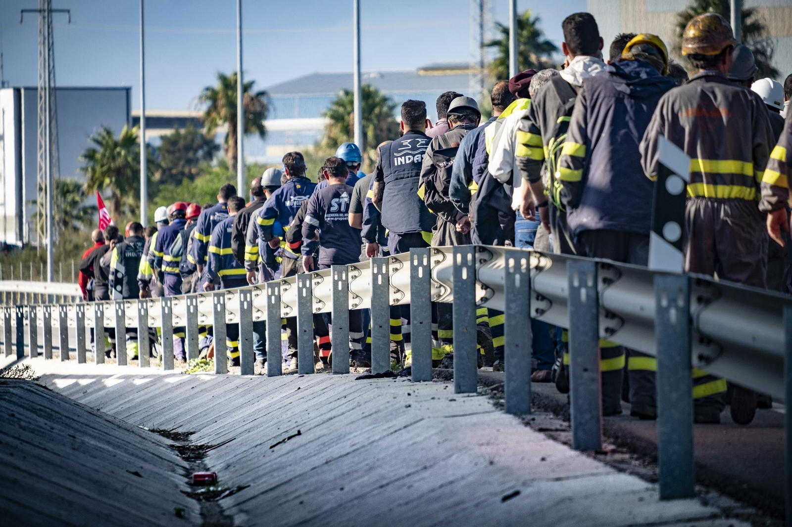 Imágenes de la protesta de las empresas auxiliares de Navantia Puerto Real en el Puente Carranza