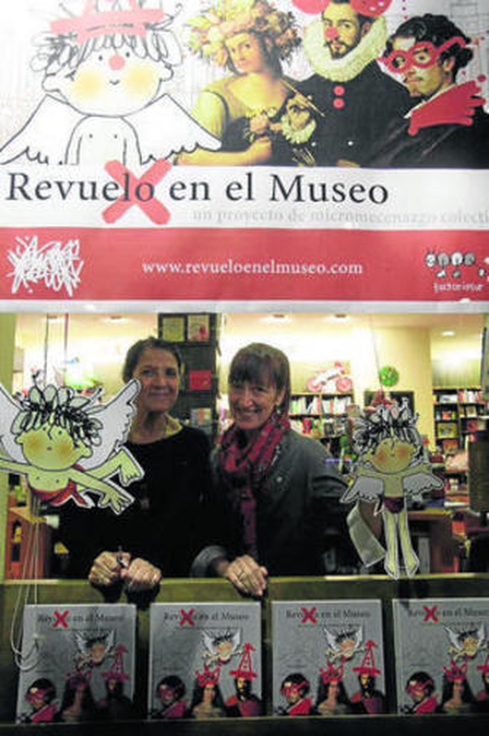 Lola Gallardo y Marina García tras el escaparate de la librería Rayuela.